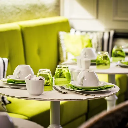 Hotel Jardin Le Bréa Parigi